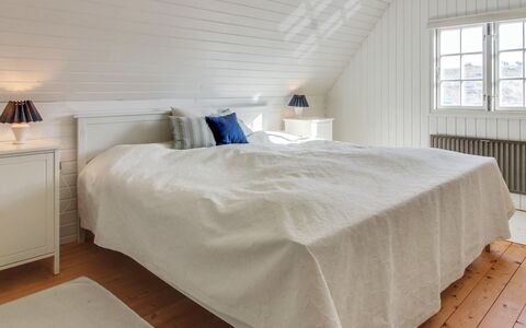 Iivari - 1.5Km from the Sea: Træ, Soveværelse, Seng, Sengetøj, Gulvbelægning, Etage, Sengetøj, Sengetøj, Trægulve, Loft