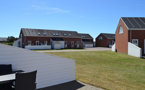 Fraya - 2.3Km from the Sea: Bygning, Hus, Vindue, Hjem, Tag, Boligområde, Busk, Sommerhus, Land Lot
