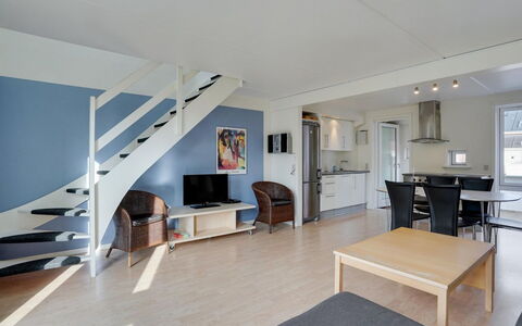 Eick - 2.5Km from the Sea: Gulvbelægning, Etage, Møbel, Loft, Stol, Lejlighed, Hårdttræ, Trægulve, Køkken & Spisebord
