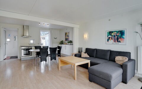 Eick - 2.5Km from the Sea: Møbel, Couch, Gulvbelægning, Lejlighed, Hjem, Etage, Stue, Trægulve, Hårdttræ