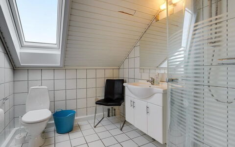 Eick - 2.5Km from the Sea: Gulvbelægning, Sanitærarmatur, Etage, Vvs, Loft, Badeværelse, Flise, Tap, Håndvask