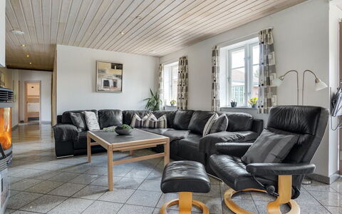 Nana - 4Km from the Sea: Møbel, Indretning, Gulvbelægning, Træ, Loft, Couch, Etage, Stue, Belysning, Hjem