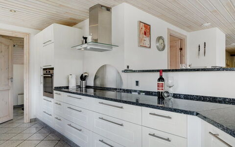 Nana - 4Km from the Sea: Køkken, Gulvbelægning, Countertop, Træ, Cabinetry, Indretning, Etage, Loft, Køkken Apparat, Hjem
