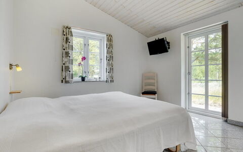 Nana - 4Km from the Sea: Træ, Loft, Indretning, Etage, Gulvbelægning, Soveværelse, Seng, Hjem, Møbel, Sengetøj