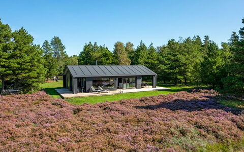 Tea - 2.7Km from the Sea: Busk, Urban Design, Bunddække, Mursten, Lejlighed, Estate, Murværk, Altan, Landscaping
