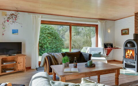 Iiro - 2.5Km from the Sea: Møbel, Indretning, Gulvbelægning, Couch, Etage, Træ, Værelse, Stue, Loft, Bord
