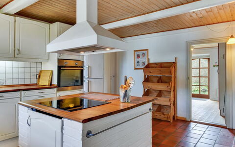 Iiro - 2.5Km from the Sea: Køkken, Gulvbelægning, Indretning, Træ, Countertop, Etage, Møbel, Cabinetry, Loft, Køkken Apparat