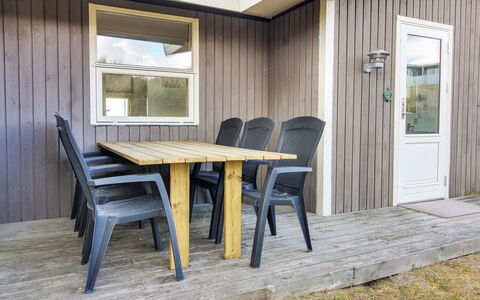 Dalia - 200M from the Sea: Møbel, Couch, Indretning, Gulvbelægning, Stue, Etage, Throw Pillow, Værelse, Pude