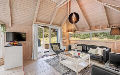 Kenny - 1.2Km from the Sea: Træ, Loft, Indretning, Hjem, Gulvbelægning, Stue, Værelse, Etage, Sommerhus, Couch