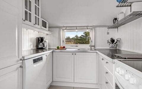 Kenny - 1.2Km from the Sea: Køkken, Indretning, Gulvbelægning, Køkken Apparat, Større Bandage, Countertop, Cabinetry, Etage, Sanitærarmatur, Tap