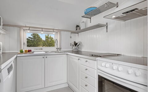Kenny - 1.2Km from the Sea: Køkken, Countertop, Indretning, Køkken Apparat, Større Bandage, Gulvbelægning, Loft, Cabinetry, Sanitærarmatur, Tap