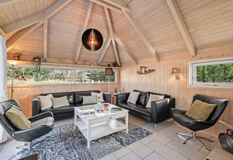 Kenny - 1.2Km from the Sea: Indretning, Møbel, Træ, Loft, Couch, Gulvbelægning, Stue, Lysarmatur, Etage, Værelse