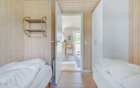 Asvalde - 150M from the Sea: Træ, Soveværelse, Gulvbelægning, Etage, Indretning, Loft, Seng, Bejdse, Hårdttræ, Bed Frame