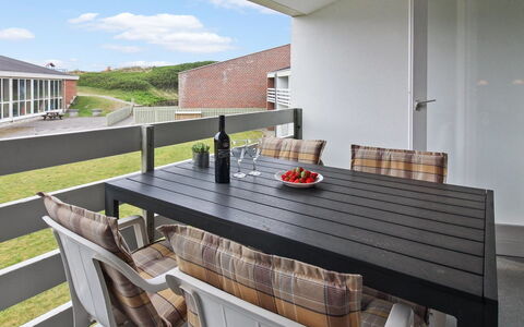 Thoni - 200M from the Sea: Tag, Sommerhus, Hjem, Skygge, Sidespor, Stuehus, Veranda, Udendørs Struktur, Garden Bygninger