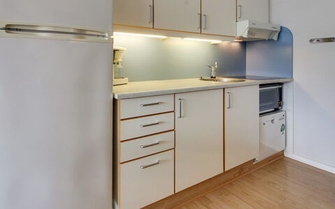 Thoni - 200M from the Sea: Køkken, Gulvbelægning, Countertop, Indretning, Køkken Apparat, Træ, Større Bandage, Etage, Cabinetry, Møbel