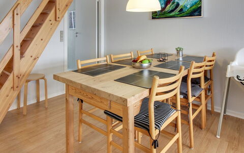 Thoni - 200M from the Sea: Møbel, Gulvbelægning, Etage, Trægulve, Træ, Indretning, Stol, Spisestue, Køkken & Spisebord, Bord