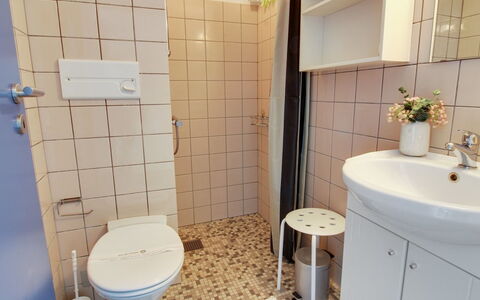 Thoni - 200M from the Sea: Badeværelse, Badeværelsesvask, Toiletbræt, Sanitærarmatur, Toilet, Gulvbelægning, Indretning, Etage, Håndvask, Tap