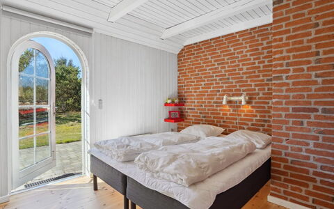 Pasi - 1.2Km from the Sea: Soveværelse, Træ, Seng, Sengetøj, Loft, Sengetøj, Bed Frame, Indretning, Etage, Mursten