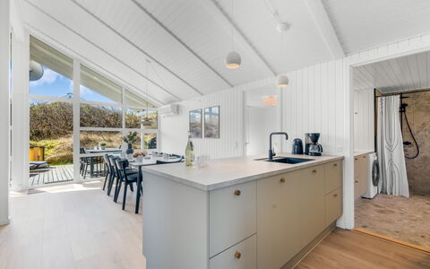 Midja - 800M from the Sea: Gulvbelægning, Loft, Køkken, Trægulve, Countertop, Planke, Hårdttræ, Tap, Sanitærarmatur, Cabinetry