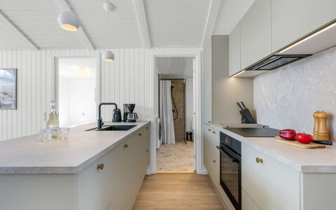 Midja - 800M from the Sea: Gulvbelægning, Køkken, Træ, Countertop, Indretning, Etage, Loft, Cabinetry, Køkken Apparat, Større Bandage