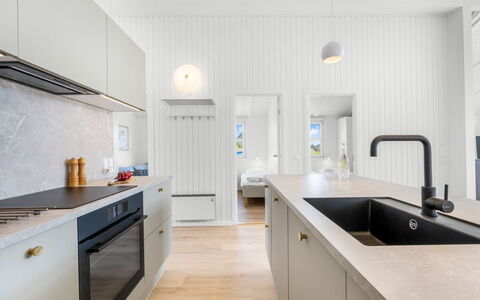 Midja - 800M from the Sea: Køkken, Gulvbelægning, Countertop, Træ, Indretning, Cabinetry, Etage, Loft, Køkken Apparat, Tap