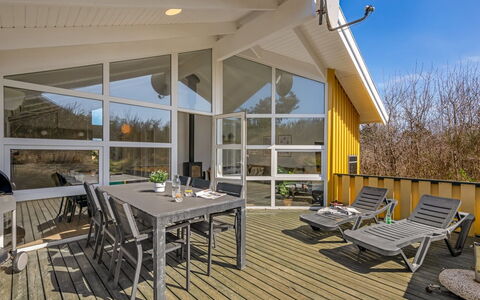 Midja - 800M from the Sea: Træ, Veranda, Hårdttræ, Dæk, Skygge, Loft, Udvej, Planke, Stol, Bejdse
