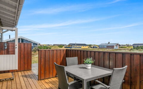 Evelin - from the Sea: Træ, Hjem, Skygge, Hårdttræ, Planke, Sommerhus, Dæk, Bejdse, Dagslys, Veranda