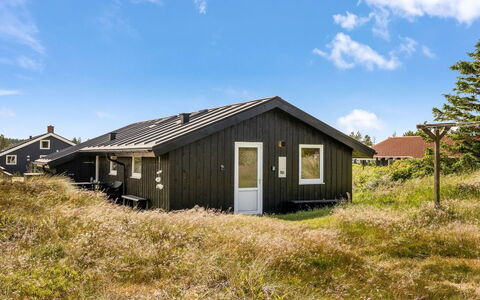 Suleika - 900M from the Sea: Vegetationen, Busk, Forår, Sommerhus, Have, Skygge, Backyard, Gård, Stol