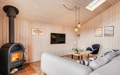 Suleika - 900M from the Sea: Vegetationen, Busk, Forår, Sommerhus, Have, Skygge, Backyard, Gård, Stol