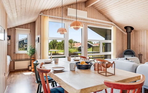 Suleika - 900M from the Sea: Vegetationen, Busk, Forår, Sommerhus, Have, Skygge, Backyard, Gård, Stol