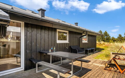 Suleika - 900M from the Sea: Vegetationen, Busk, Forår, Sommerhus, Have, Skygge, Backyard, Gård, Stol