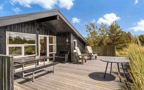 Suleika - 900M from the Sea: Vegetationen, Busk, Forår, Sommerhus, Have, Skygge, Backyard, Gård, Stol