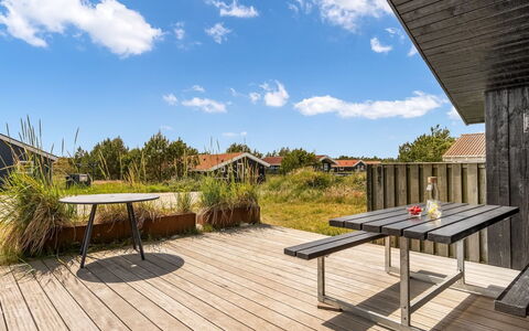 Suleika - 900M from the Sea: Vegetationen, Busk, Forår, Sommerhus, Have, Skygge, Backyard, Gård, Stol