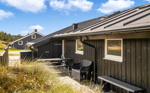 Suleika - 900M from the Sea: Vegetationen, Busk, Forår, Sommerhus, Have, Skygge, Backyard, Gård, Stol