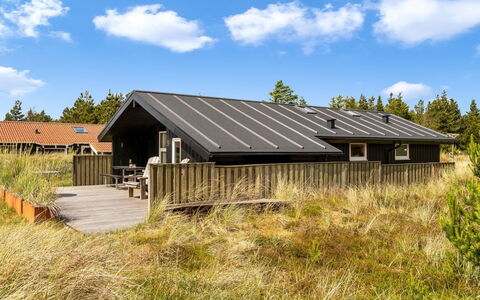 Suleika - 900M from the Sea: Vegetationen, Busk, Forår, Sommerhus, Have, Skygge, Backyard, Gård, Stol