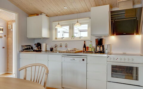 Stener - 250M from the Sea: Køkken, Køkken Apparat, Countertop, Træ, Større Bandage, Gulvbelægning, Indretning, Møbel, Loft, Cabinetry