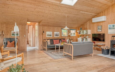 Heggi - 900M from the Sea: Træ, Loft, Indretning, Gulvbelægning, Møbel, Hjem, Trægulve, Etage, Værelse, Stue