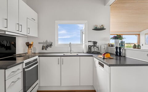 Legolas - 50M from the Sea: Køkken, Køkken Apparat, Countertop, Større Bandage, Gulvbelægning, Indretning, Træ, Husholdningsapparat, Cabinetry, Loft