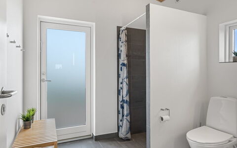 Legolas - 50M from the Sea: Gulvbelægning, Etage, Sanitærarmatur, Badeværelse, Indretning, Træ, Toilet, Toiletbræt, Vvs, Værelse