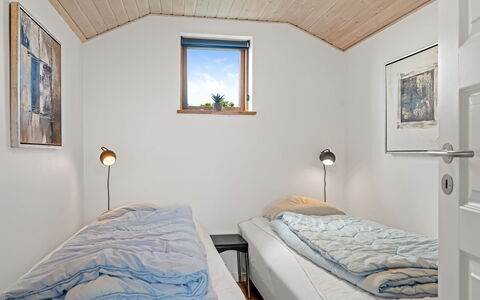 Legolas - 50M from the Sea: Væg, Soveværelse, Seng, Træ, Sengetøj, Loft, Sengetøj, Etage, Indretning, Bed Frame