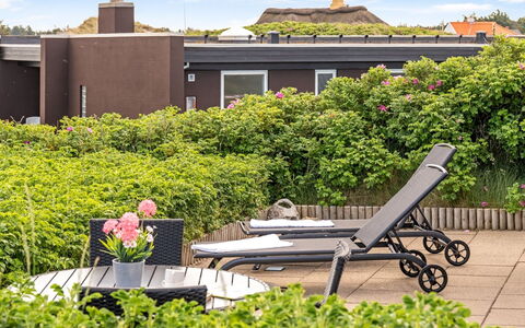 Legolas - 50M from the Sea: Møbel, Udendørs Møbler, Busk, Stol, Udendørs Bord, Have, Skygge, Landscaping, Gårdhave