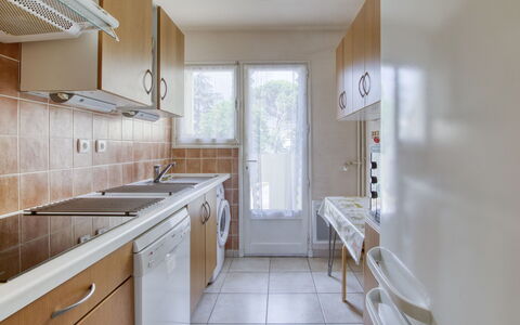 Les Bermudes: Cabinetry, Countertop, Håndvask, Bygning, Køkkenvask, Tap, Komfur, Skuffe, Hus, Indretning