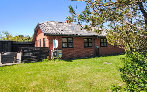 Duco - 300M from the Sea: Bygning, Hus, Træ, Hjem, Tag, Sommerhus, Boligområde, Busk, Arkitektur