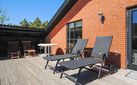 Duco - 300M from the Sea: Bygning, Hus, Træ, Hjem, Tag, Sommerhus, Boligområde, Busk, Arkitektur