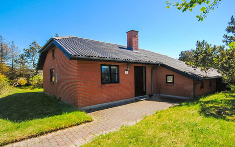 Duco - 300M from the Sea: Bygning, Hus, Træ, Hjem, Tag, Sommerhus, Boligområde, Busk, Arkitektur