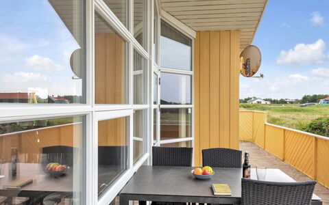 Ritte - 200M from the Sea: Træ, Hjem, Veranda, Dæk, Hårdttræ, Tag, Bejdse, Trægulve, Eco Hotel