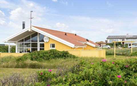 Ritte - 200M from the Sea: Træ, Hjem, Veranda, Dæk, Hårdttræ, Tag, Bejdse, Trægulve, Eco Hotel