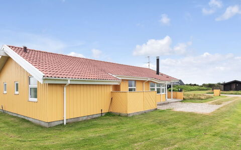Ritte - 200M from the Sea: Træ, Hjem, Veranda, Dæk, Hårdttræ, Tag, Bejdse, Trægulve, Eco Hotel