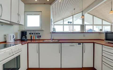 Riste - 450M from the Sea: Gulvbelægning, Køkken, Indretning, Træ, Loft, Etage, Countertop, Cabinetry, Møbel, Lysarmatur