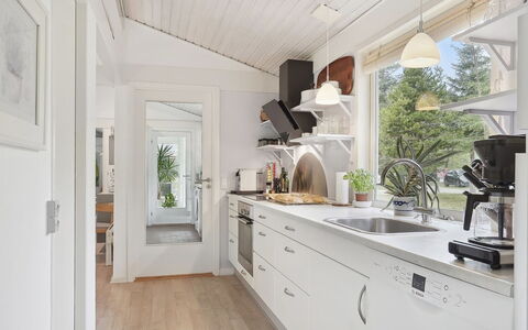 Seraphina - 2Km from the Sea: Indretning, Træ, Gulvbelægning, Countertop, Køkken, Hjem, Loft, Etage, Møbel, Cabinetry
